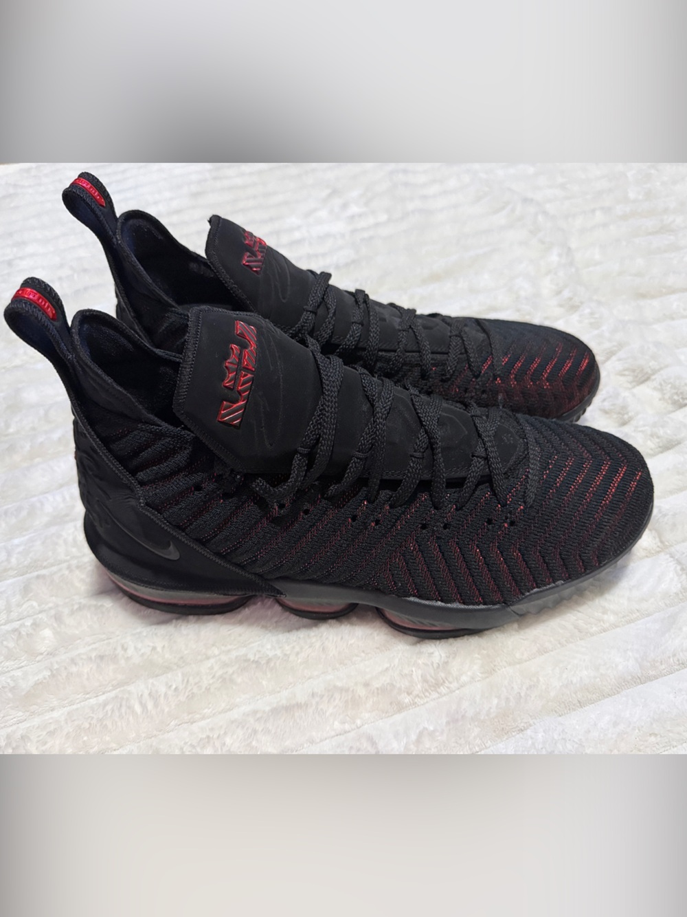 New! Nike Lebron 16 Fresh Bred black and red Size 13